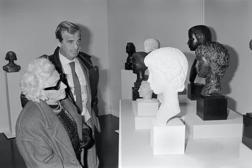 Жан-Поль Бельмондо с мамой Сарой Рено-Ришар на открытии выставки Поля Бельмондо, Париж, 7 ноября 1985 года