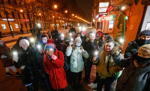 навальный зажженные фонарики акция 14 февраля