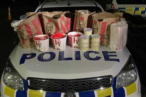 Полиция задержала двух новозеландцев, пытавшихся провезти в закрытый на локдаун Окленд еду из KFC