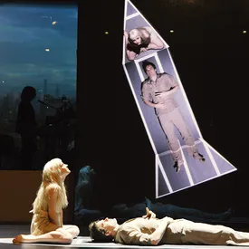 В нью-йоркском театре покажут киноверсию мюзикла Lazarus Дэвида Боуи в сопровождении живого оркестра В нью-йоркском театре покажут киноверсию мюзикла Lazarus Дэвида Боуи в сопровождении живого оркестра