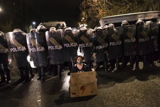 В Польше прошла самая массовая акция против запрета абортов. На улицы Варшавы вышли около 100 тысяч человек