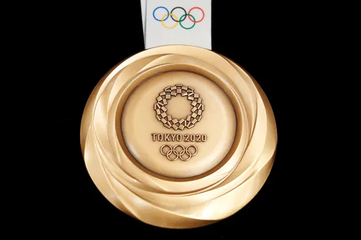 В Токио показали медали Олимпиады-2020. Они частично сделаны из переработанных гаджетов