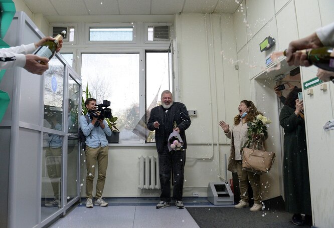 Дмитрий Муратов отмечает вместе с редакцией «Новой газеты» присуждение ему Нобелевской премии мира.