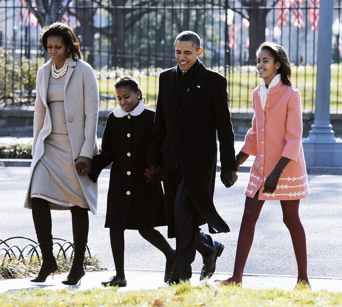 Барак и Мишель Обама и их дочери Малия и Сашаидут от Белого дома через парк Лафайет к церкви Святого Иоанна на Воскресную службу 11 декабря 2011 года в Вашингтоне, округ Колумбия.