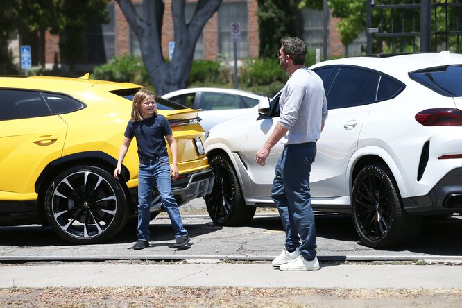10-летний сын Бена Аффлека сел за руль Lambroghini и врезался в другой автомобиль 10-летний сын Бена Аффлека сел за руль Lambroghini и врезался в другой автомобиль