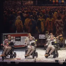 В Испании артисты переоделись в Стивена Хокинга и исполнили музыкальный номер