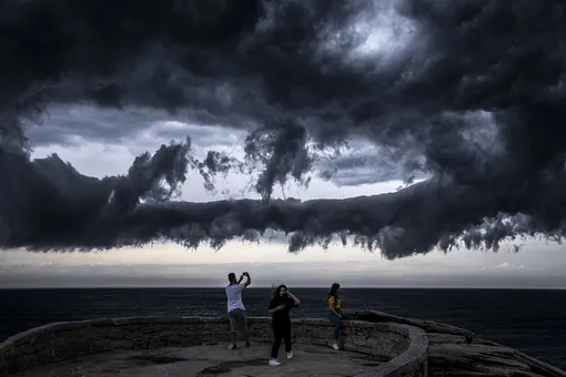 SYDNEY, AUSTRALIA — NOVEMBER 13: People watch on from Marks Park as a thunderstorm gathers off Bondi Beach on November 13, 2020 in Sydney, Australia. The Bureau of Meteorology issued a number of severe weather alerts for the region today, with a high risk of thunderstorms and hail. (Photo by Brook Mitchell/Getty Images)