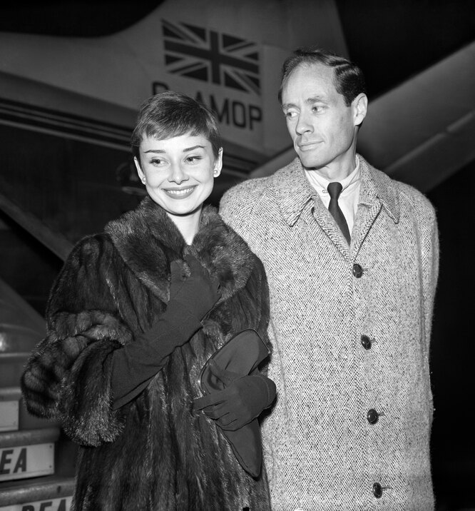 Одри Хепберн и Мел Феррер в аэропорту Лондона, 1954 год Одри Хепберн и Мел Феррер в аэропорту Лондона, 1954 год