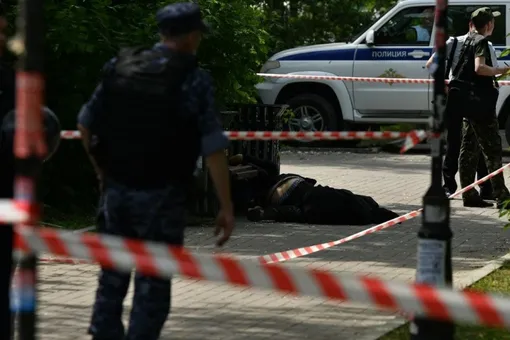 В Екатеринбурге мужчина с ножом напал на прохожих. Есть погибшие