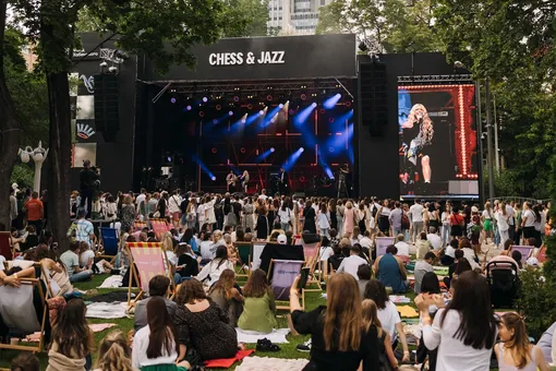 Музыка, шахматы и летнее настроение: в московском саду «Эрмитаж» пройдет фестиваль Chess & Jazz 2023