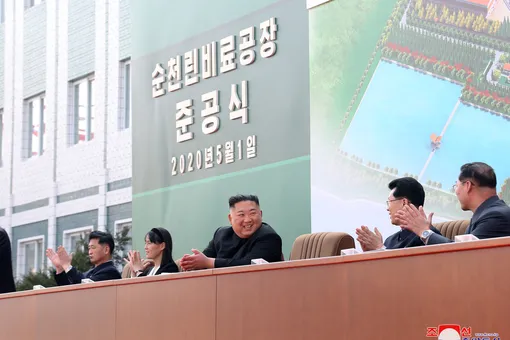 Жителей КНДР призвали во время шторма в первую очередь спасать портреты Ким Чен Ына