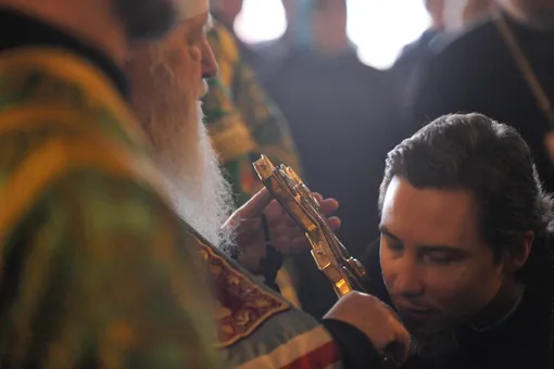 РПЦ запретила прихожанам целовать руку священника, распятие и чашу при причастии