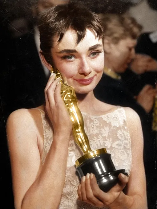 Одри Хепберн только что получила премию Оскар.