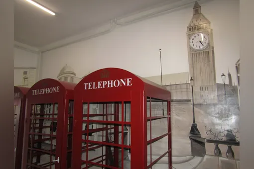 В новосибирской колонии установили красные телефонные будки и нарисовали Биг-Бен — «для максимальной передачи атмосферы Лондона»