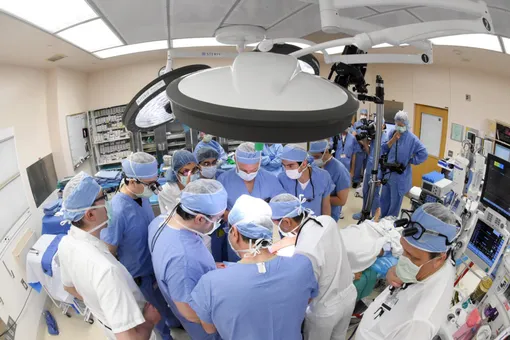 Хирурги во время операции по пересадке лица