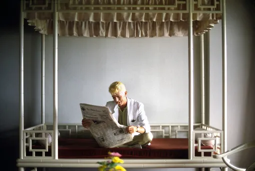Дэвид Боуи читает свежий номер газеты The Straits Times, Гонконг, 1983