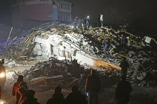 Число погибших в результате землетрясений в Турции достигло почти 3 тысяч