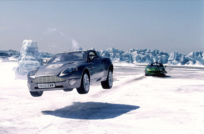 ASTON MARTIN V12 VANQUISH RACES AWAY FROM JAGUAR XKR, DIE ANOTHER DAY, 2002