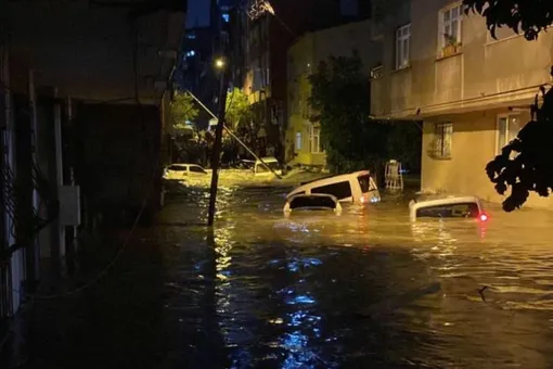 На Стамбул обрушилось наводнение из-за сильных ливней. Власти сообщают о первых погибших