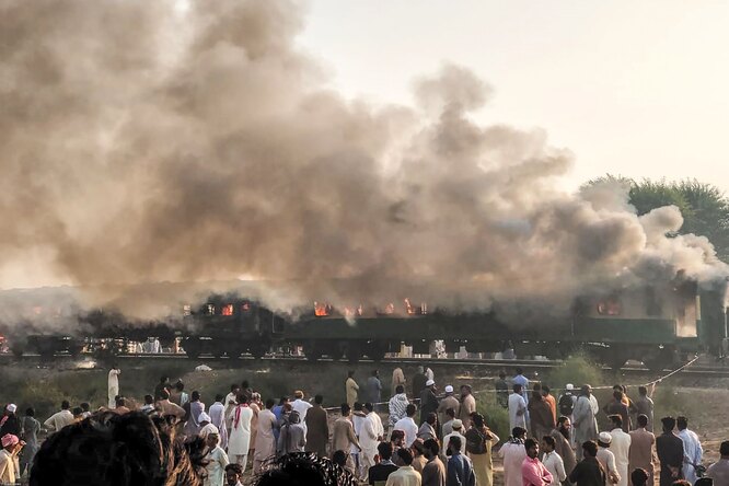 В Пакистане загорелся пассажирский поезд. 65 человек погибли, 40 пострадали