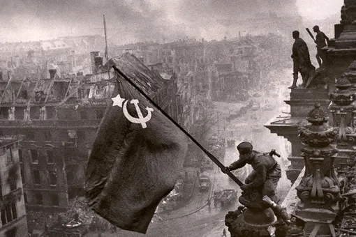 Facebook* удалил посты с фотографией «Знамя Победы над Рейхстагом». В компании объяснили это ошибкой алгоритма