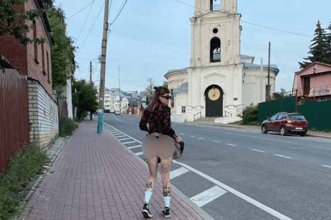 Калужанку оштрафовали на 25 тысяч рублей по делу об оскорблении чувств верующих из-за фото с приподнятой юбкой на фоне храма Калужанку оштрафовали на 25 тысяч рублей по делу об оскорблении чувств верующих из-за фото с приподнятой юбкой на фоне храма