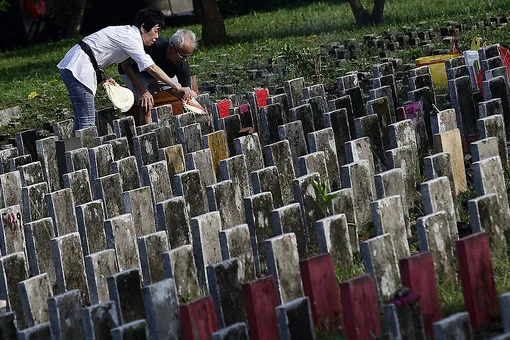 На кладбище Сингапура родственники 39 лет посещали не те могилы из-за ошибки похоронной службы