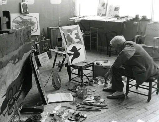 Жорж Брак в парижской мастерской.