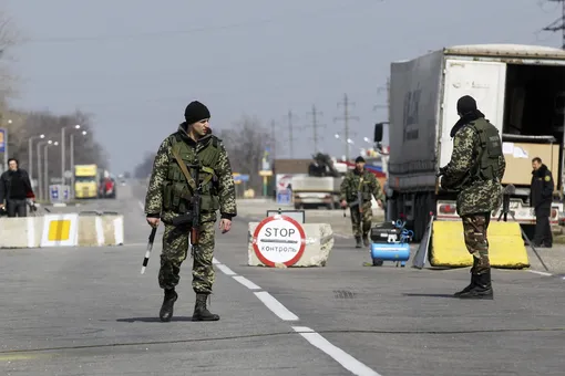 Украина ограничила въезд и выезд россиян на границе с Крымом Украина ограничила въезд и выезд россиян на границе с Крымом