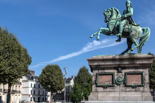 Во французском Руане статую Наполеона предложили заменить памятником, посвященным феминистке Жизель Халими