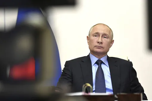 Путин пообещал продлить стимулирующие выплаты медработникам до 15 сентября