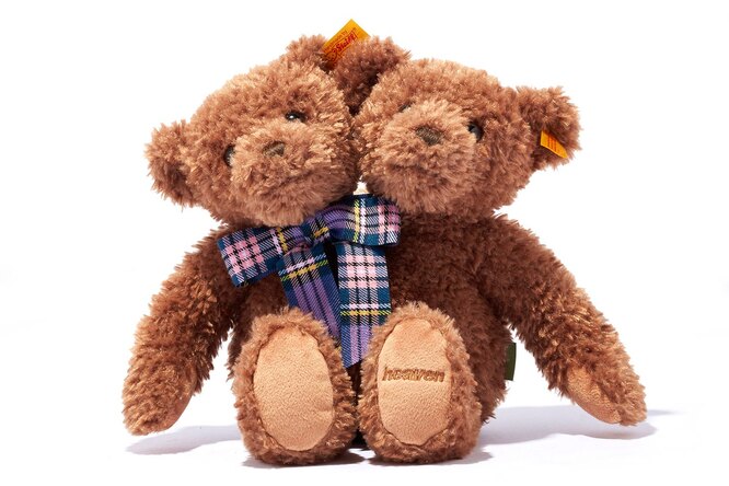 Marc Jacobs выпустили двухголового плюшевого медведя вместе с одним из старейших производителей игрушек