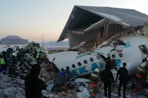 Названа третья возможная причина крушения пассажирского самолета в Казахстане