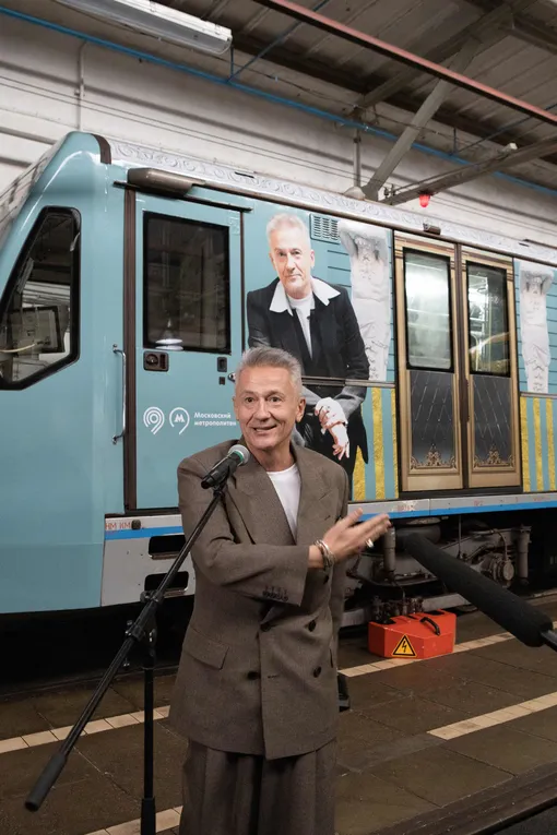 Олег Меньшиков на фоне поезда