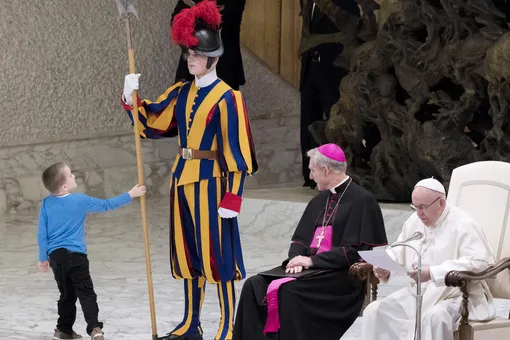 Мальчик выбежал на сцену во время аудиенции Папы Римского. Франциск вступился за юного нарушителя