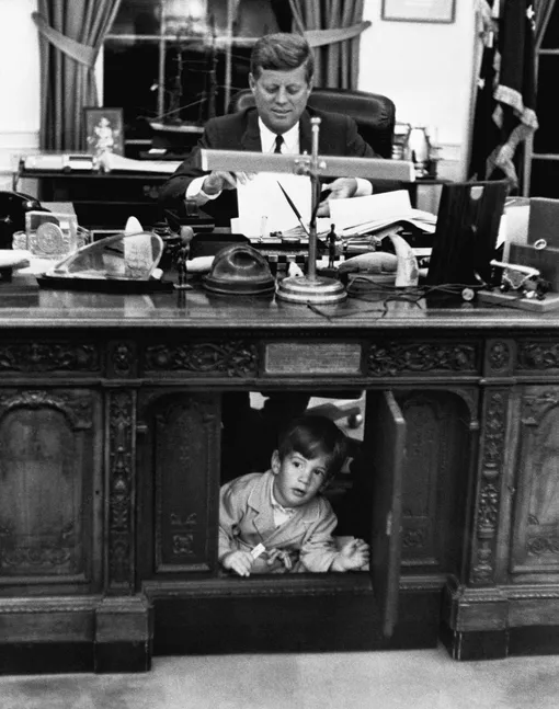 Джон Ф. Кеннеди с сыном Джоном Ф. Кеннеди — младшим