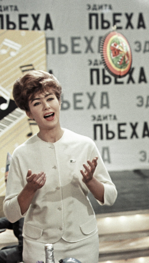 Народная артистка СССР Эдита Пьеха выступает в телевизионной передаче «Голубой огонек» 1 декабря 1966 года.