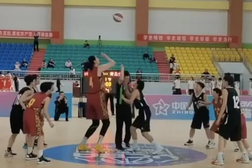 В Китае 14-летняя баскетболистка ростом 2,26 метра заработала 42 очка и помогла своей команде выиграть финал турнира