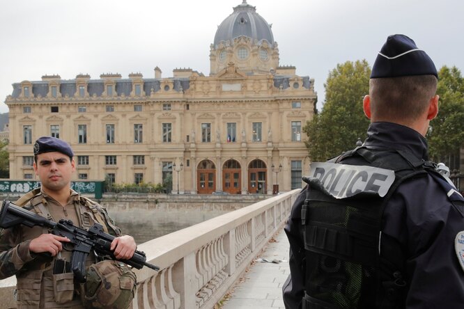 В Париже преступник пришел c ножом в штаб-квартиру полиции и убил четырех сотрудников