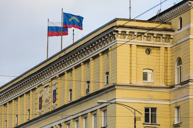 В здание правительства Мурманской области бросили бутылки с горючей смесью В здание правительства Мурманской области бросили бутылки с горючей смесью
