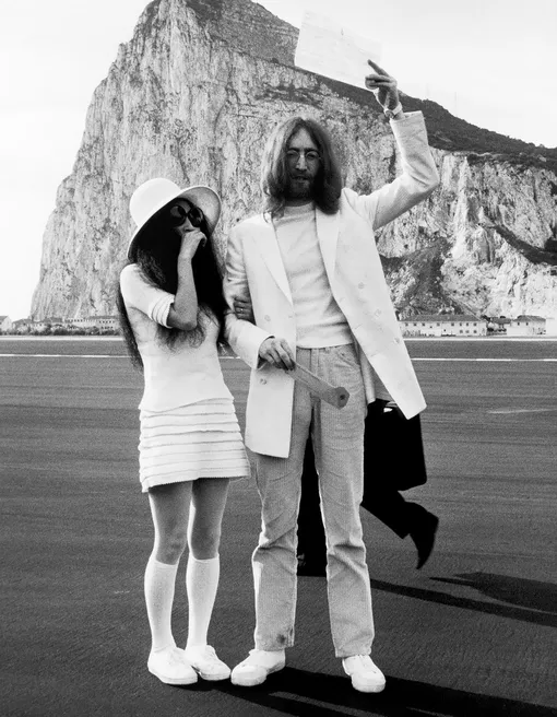 Йоко Оно и Джон Леннон со свидетельством о браке на фоне Гибралтарской скалы, март 1969