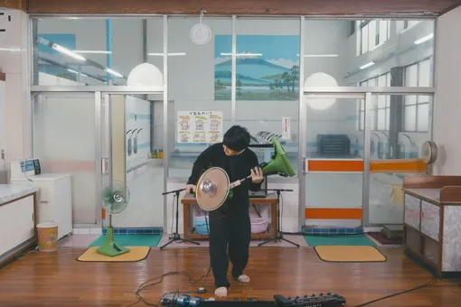 Электромагнитный панк: японский музыкант создает удивительную музыку, используя ламповые телевизоры и вентиляторы