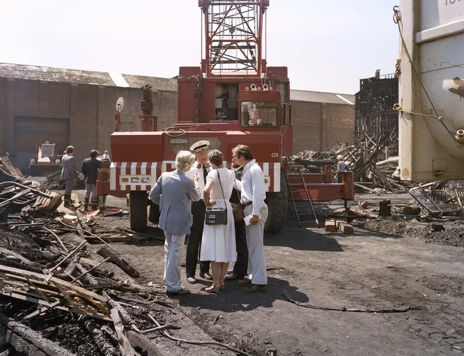 Начальник пожарной охраны дает интервью после того, как на Фолсом-стрит сгорели пять зданий, 1981 год