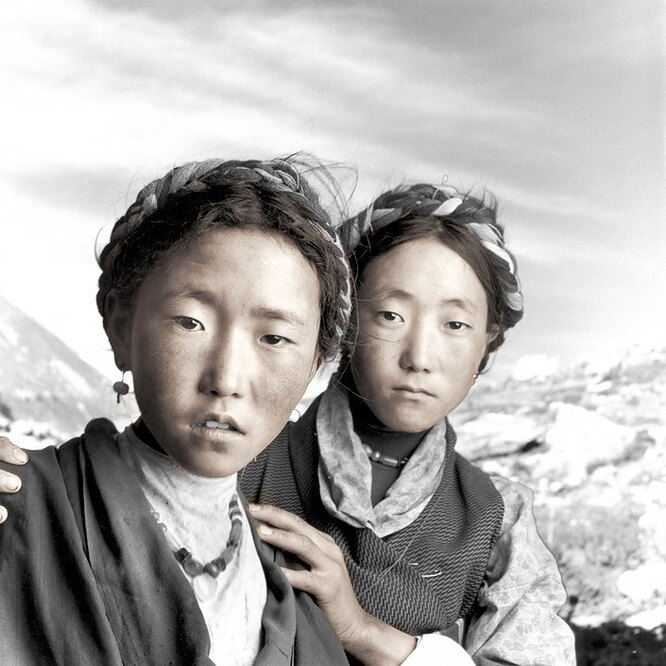 Шело, 20 лет и Бенба, 17 лет. Ньялам, Тибет.
