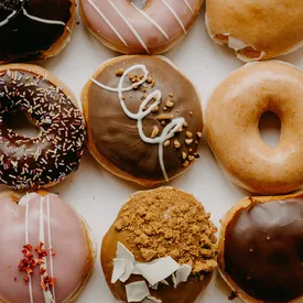 «Я не ожидал такой реакции в стране круассанов»: первая точка Krispy Kreme в Париже вызвала ажиотаж. Перед открытием столпотворились сотни людей