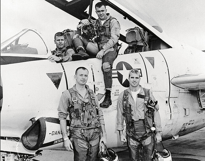 После того как в октябре 1967 года его штурмовик «Дуглас» А-4 был сбит над Северным Вьетнамом, Маккейна (справа спереди) пять с половиной лет удерживали в плену.