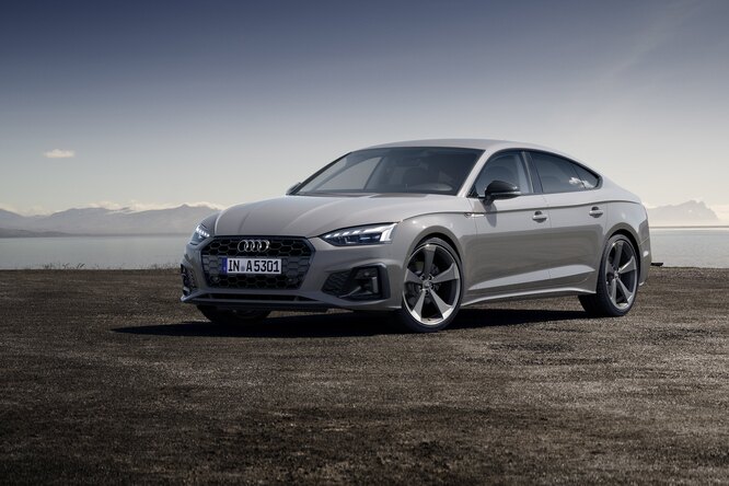 Audi обновили интерьер и экстерьер моделей A4 и A5