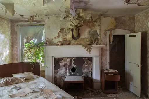 Фотограф пробрался в 170-летний заброшенный дом в США. Многое внутри осталось на своих местах (и от этого еще более жутко)