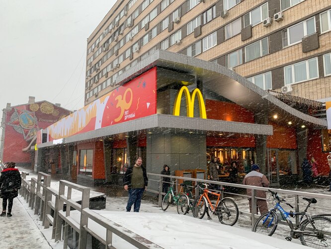 Здание первого российского McDonald's на Пушскинйо