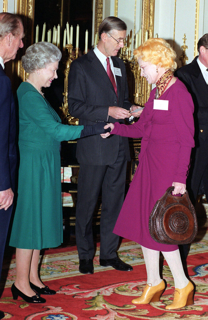 Королева Елизавета II и Вивьен Вествуд, 1999